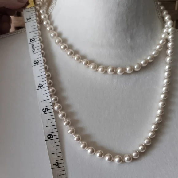 2 strands of faux pearls - Picture 2 of 3